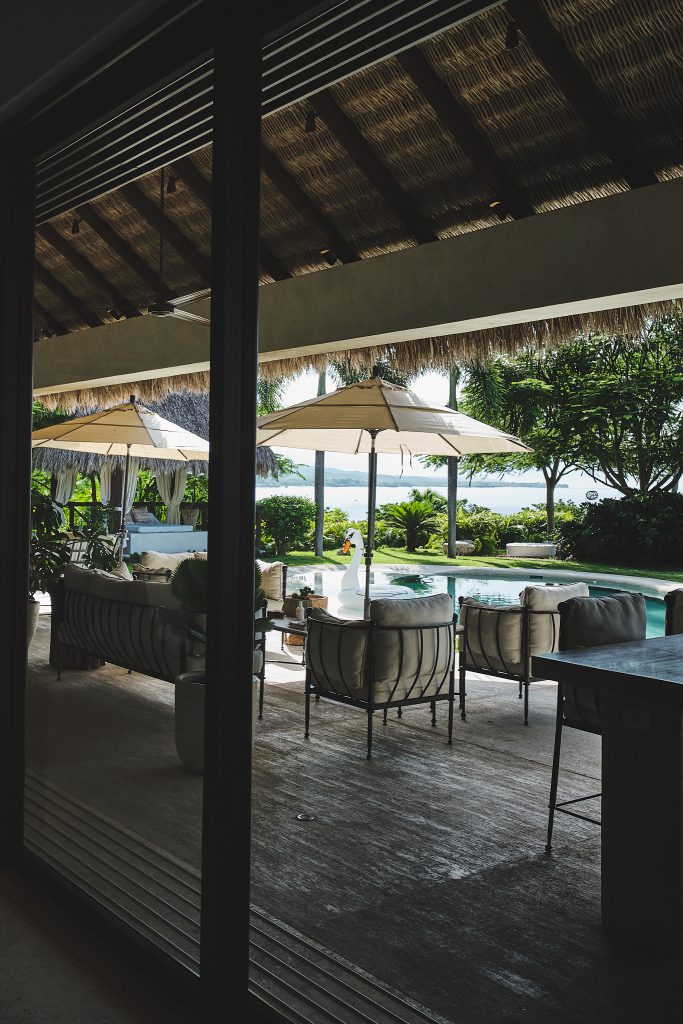 Interior iluminado con ventanas de vidrio y aluminio