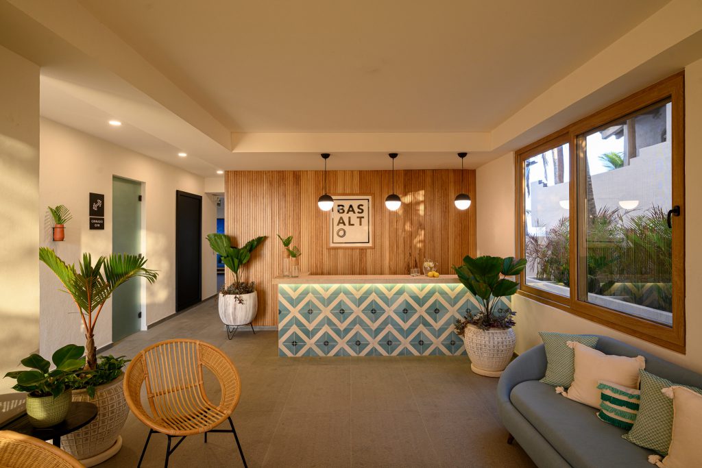 Interior iluminado con ventanas de vidrio y aluminio