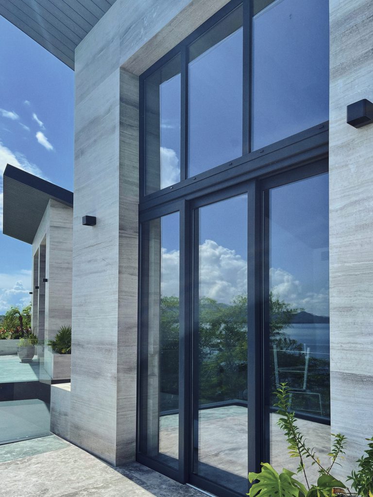 Fachada de casa con ventanales de aluminio