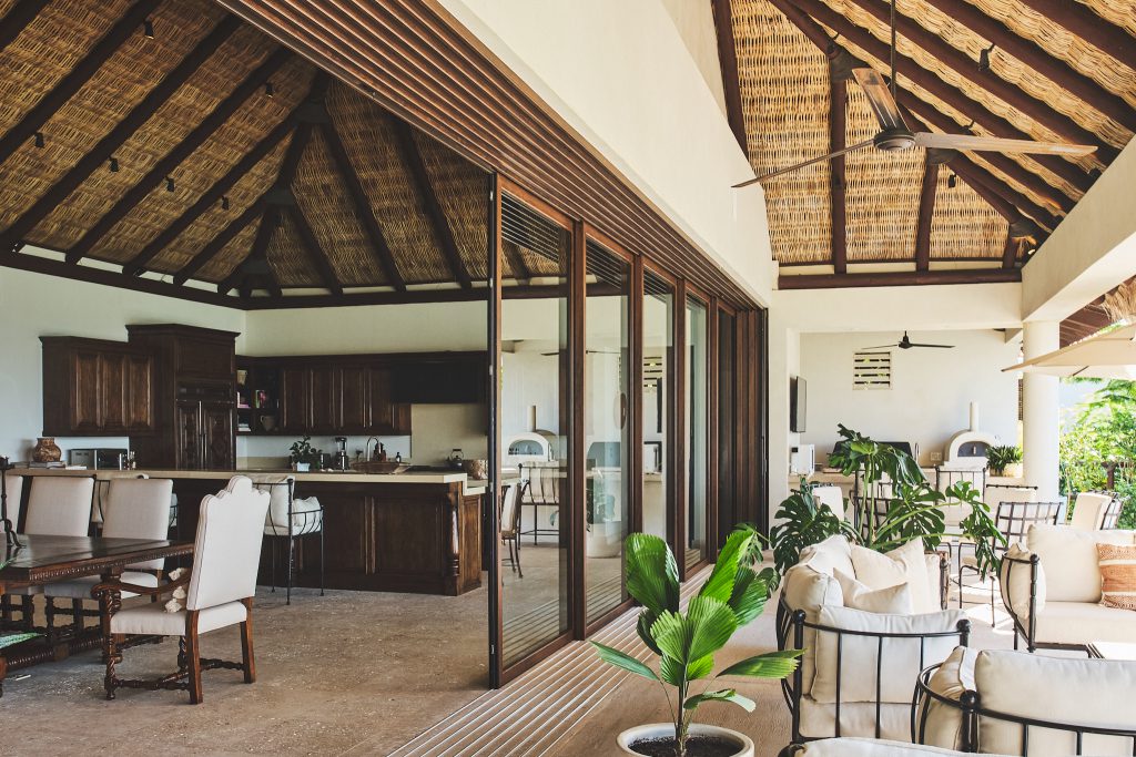 Interior iluminado con puertas de vidrio y aluminio corredizas