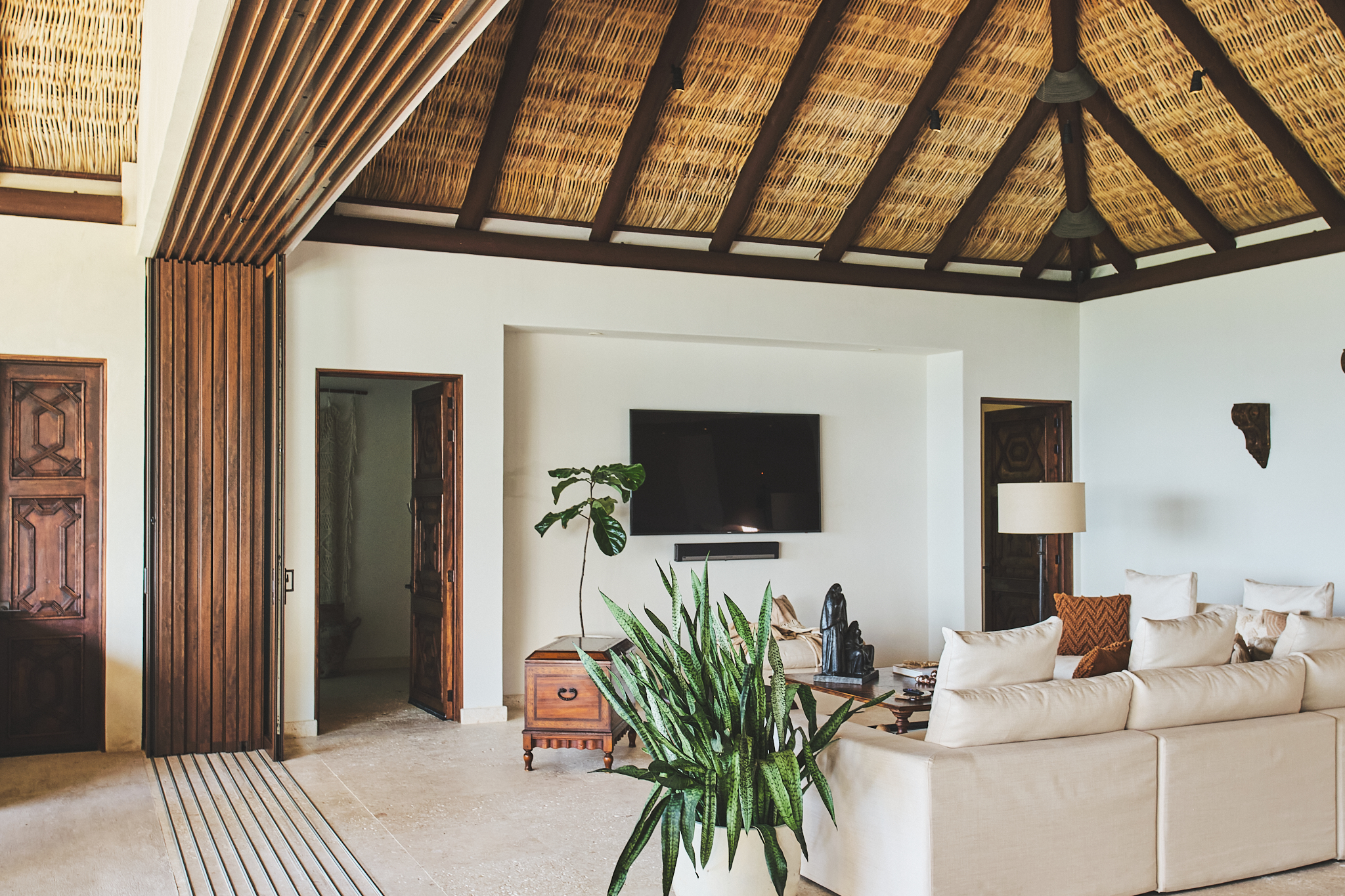 Interior iluminado con puertas de vidrio y aluminio corredizas