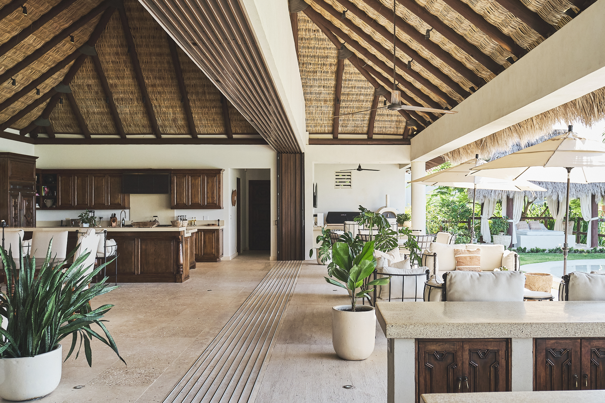 Interior iluminado con puertas de vidrio y aluminio corredizas