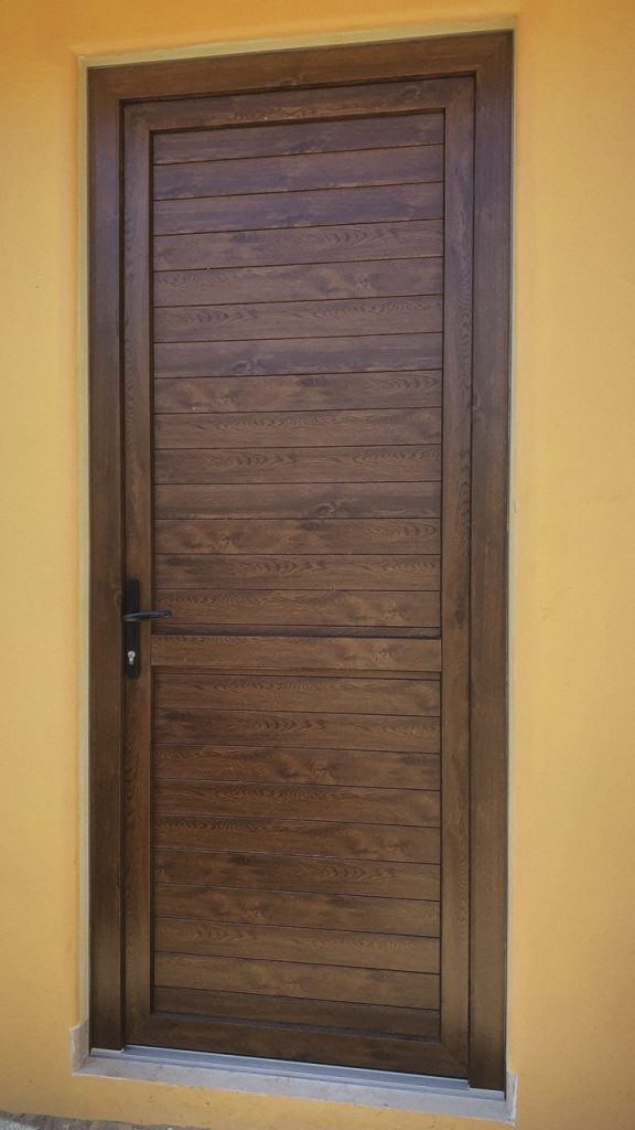 Puerta de madera diseñada a medida