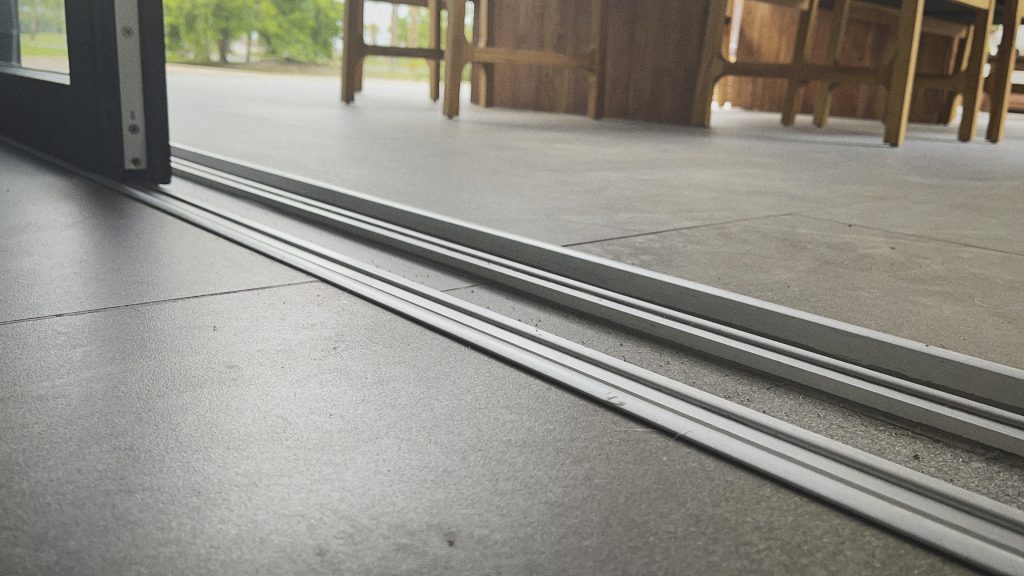 Detalle de puertas de vidrio y aluminio corredizas