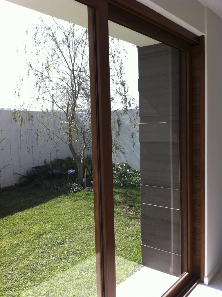 Detalle de marco de ventana corrediza de madera a medida