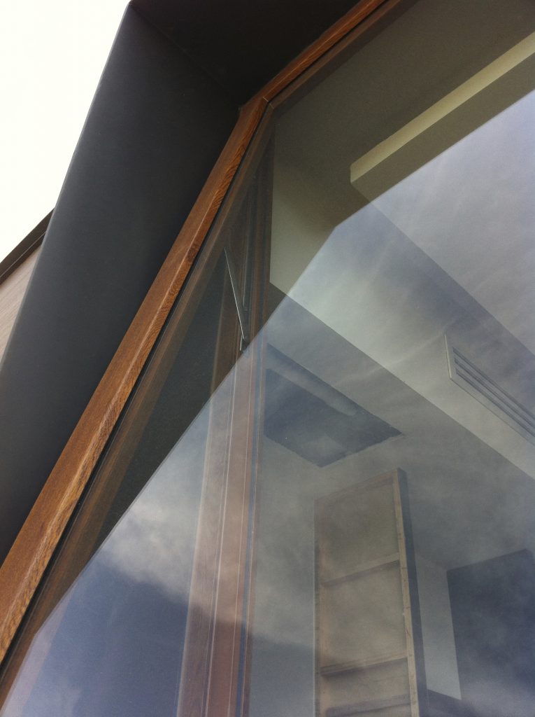 Detalle de marco de ventana de madera a medida