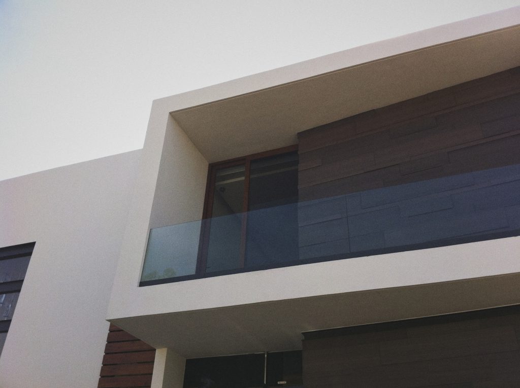 Barandal minimalista de vidrio templado en balcón