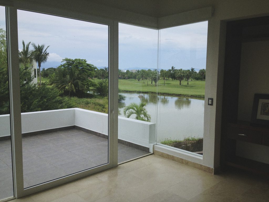 Ventanal de aluminio de piso a techo