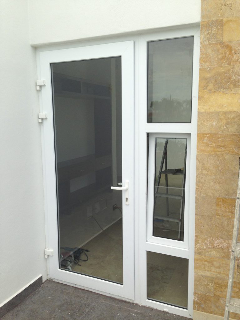 Puerta a la medida copn vidrio y PVC