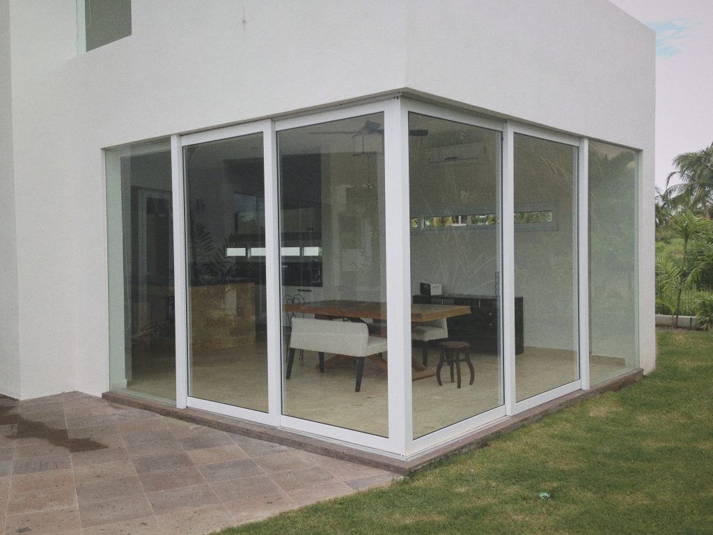 Fachada de casa con ventanales de aluminio