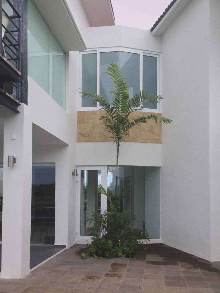 Fachada de casa con ventanales de aluminio