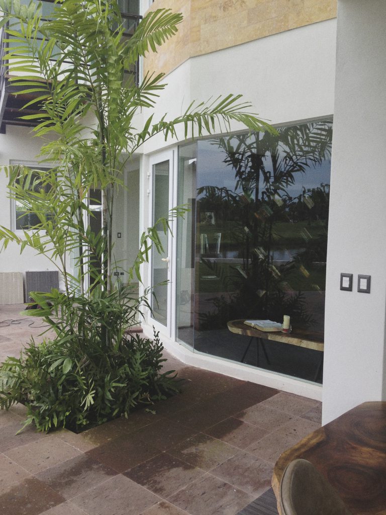 Fachada de casa con ventanales de aluminio