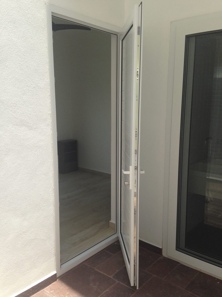 Puerta de PVC con vidrio para patio