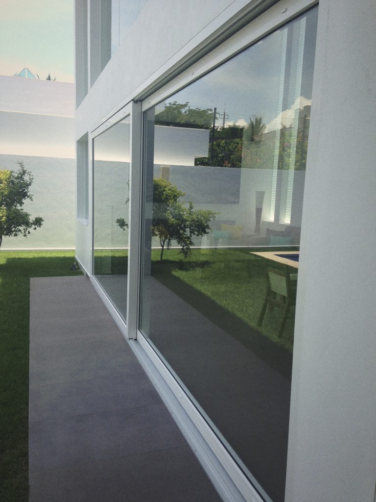 Sistema de ventanas corredizas de aluminio para patio