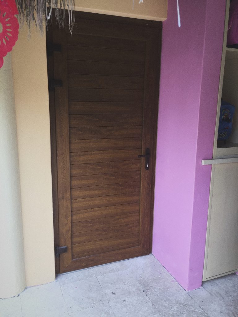 Instalacion de puerta de PVC para patio