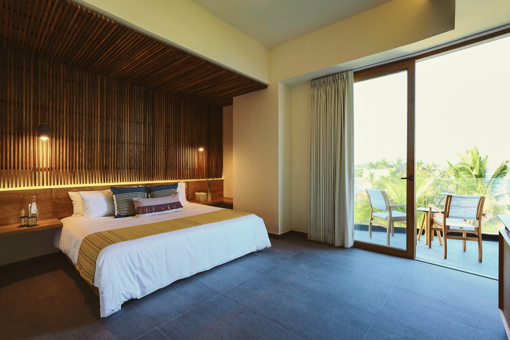 Interior de recámara iluminada con ventanales de PVC