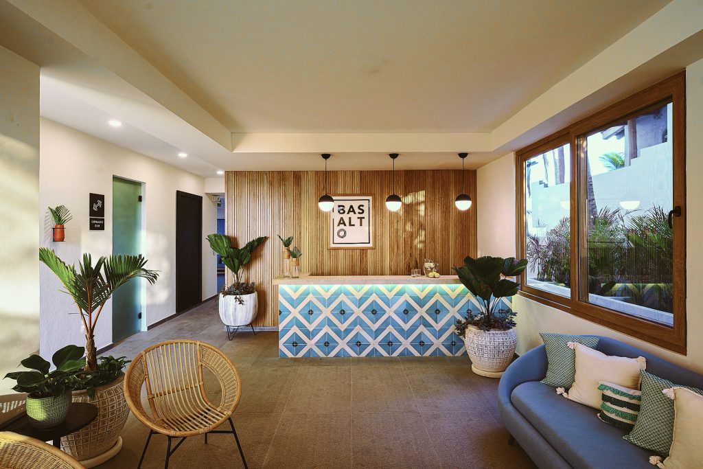 Interior iluminado con ventanas de vidrio y aluminio