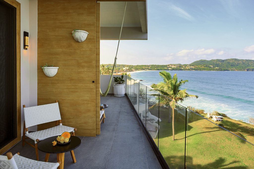 Barandal minimalista de vidrio templado en balcón