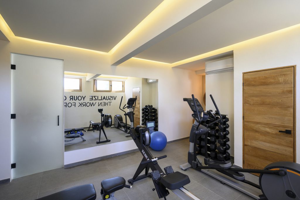 Instalación de puerta pvc en gimnasio