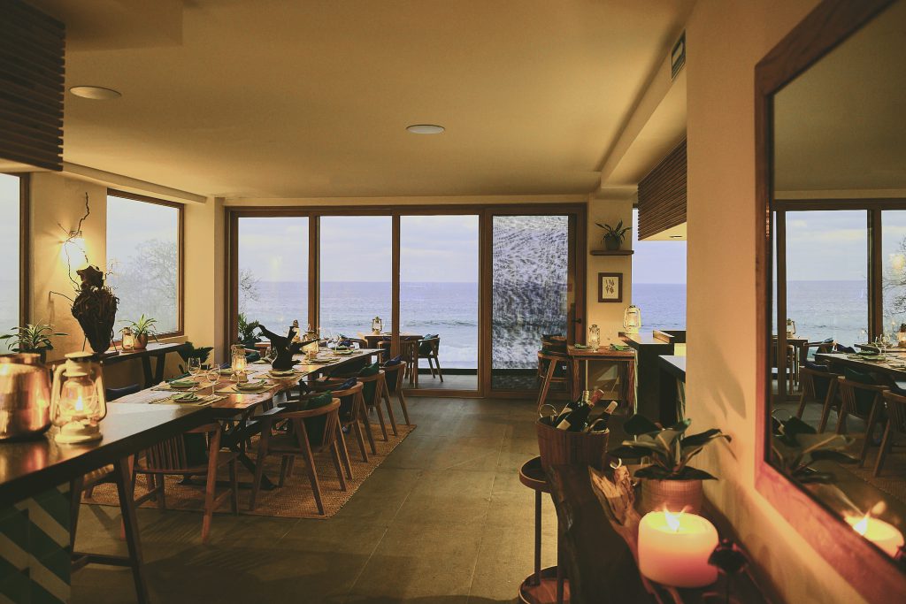 Interior iluminado con ventanales de PVC