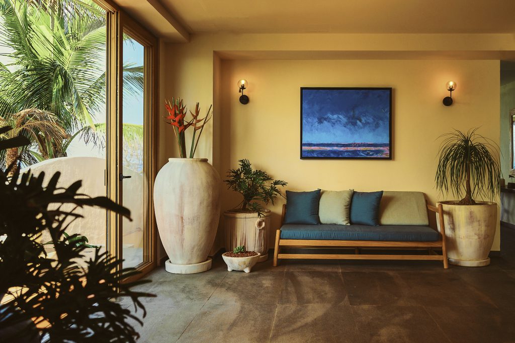 Interior iluminado con puertas de aluminio