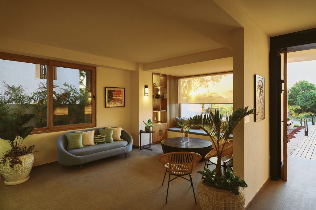 Interior iluminado con ventanas de vidrio y aluminio