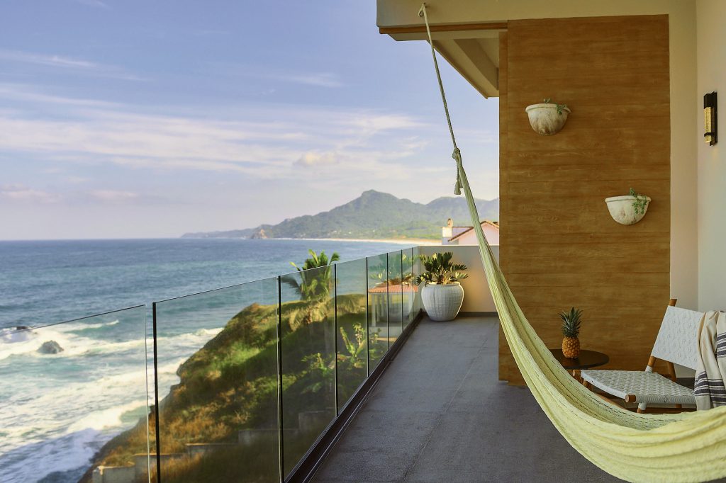 Barandal minimalista de vidrio templado en balcón