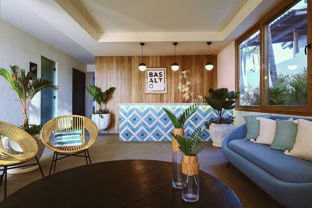 Interior iluminado con ventanales de aluminio