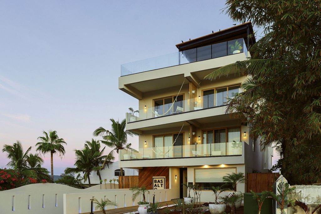 Fachada de edificio con puertas deslizables de pvc