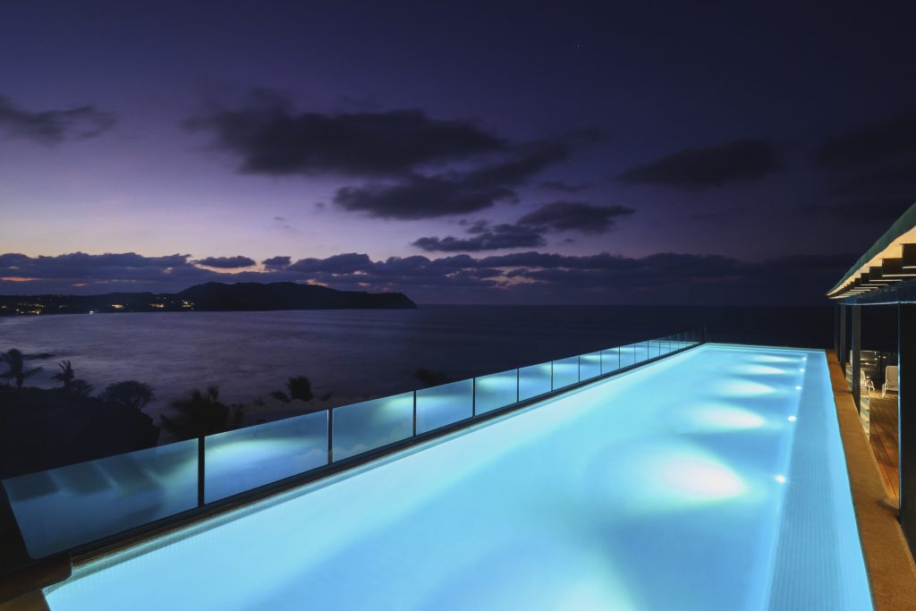 Barandal de vidrio templado en alberca infinita