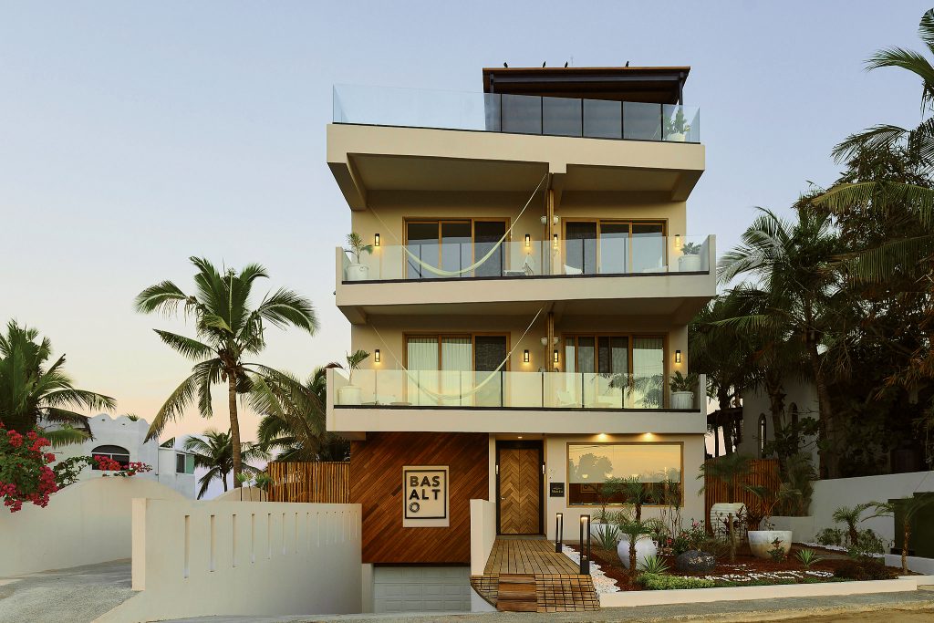 Fachada de edificio con puertas deslizables de pvc