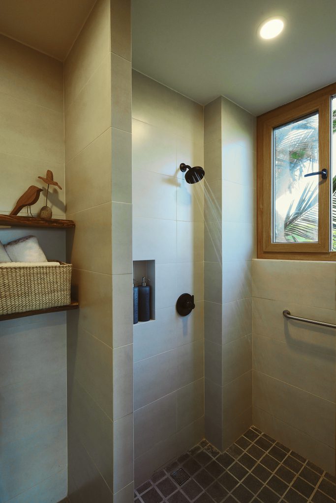 Ventana abatible de PVC para ventilación de baño