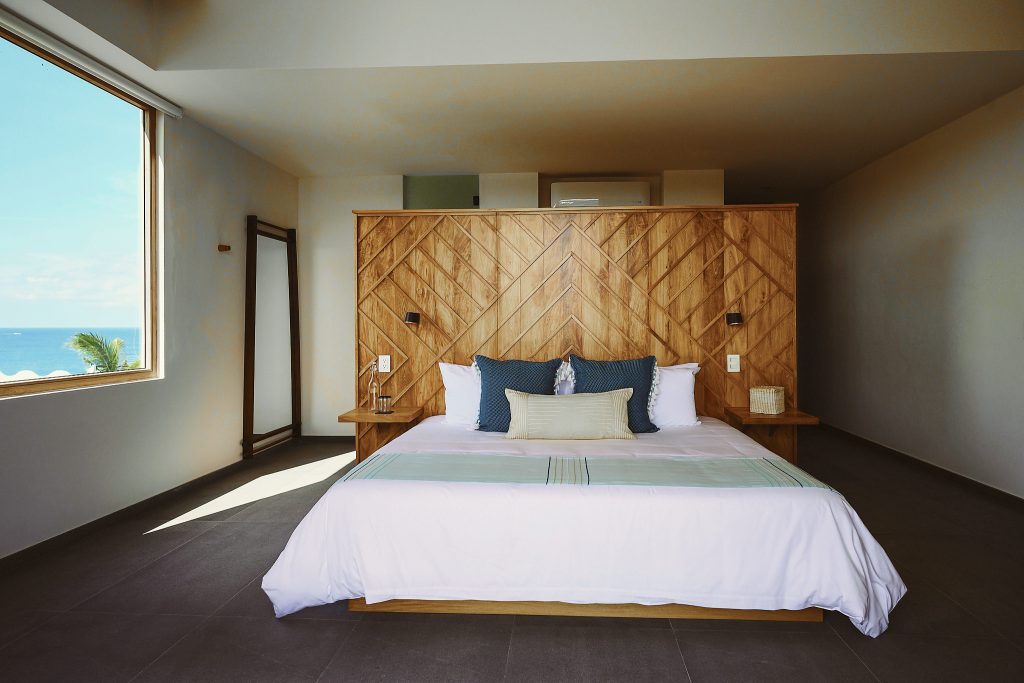 Interior iluminado con ventanas de vidrio y aluminio