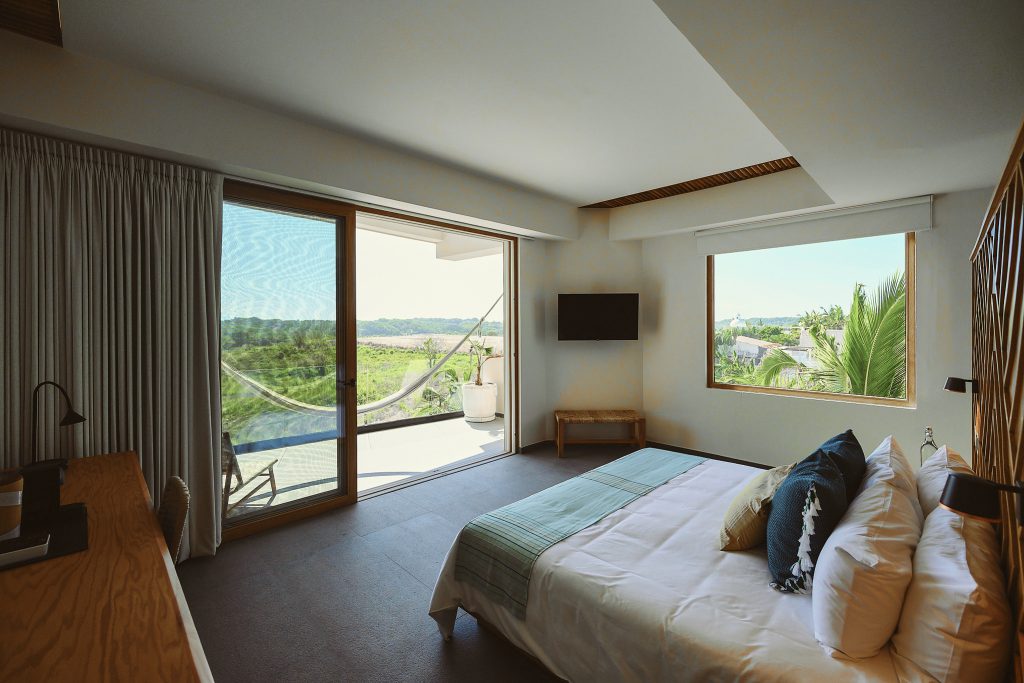 Interior iluminado con ventanales de aluminio