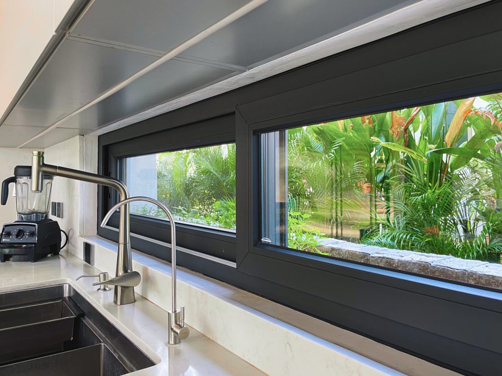 Ventana de aluminio con apertura abatible