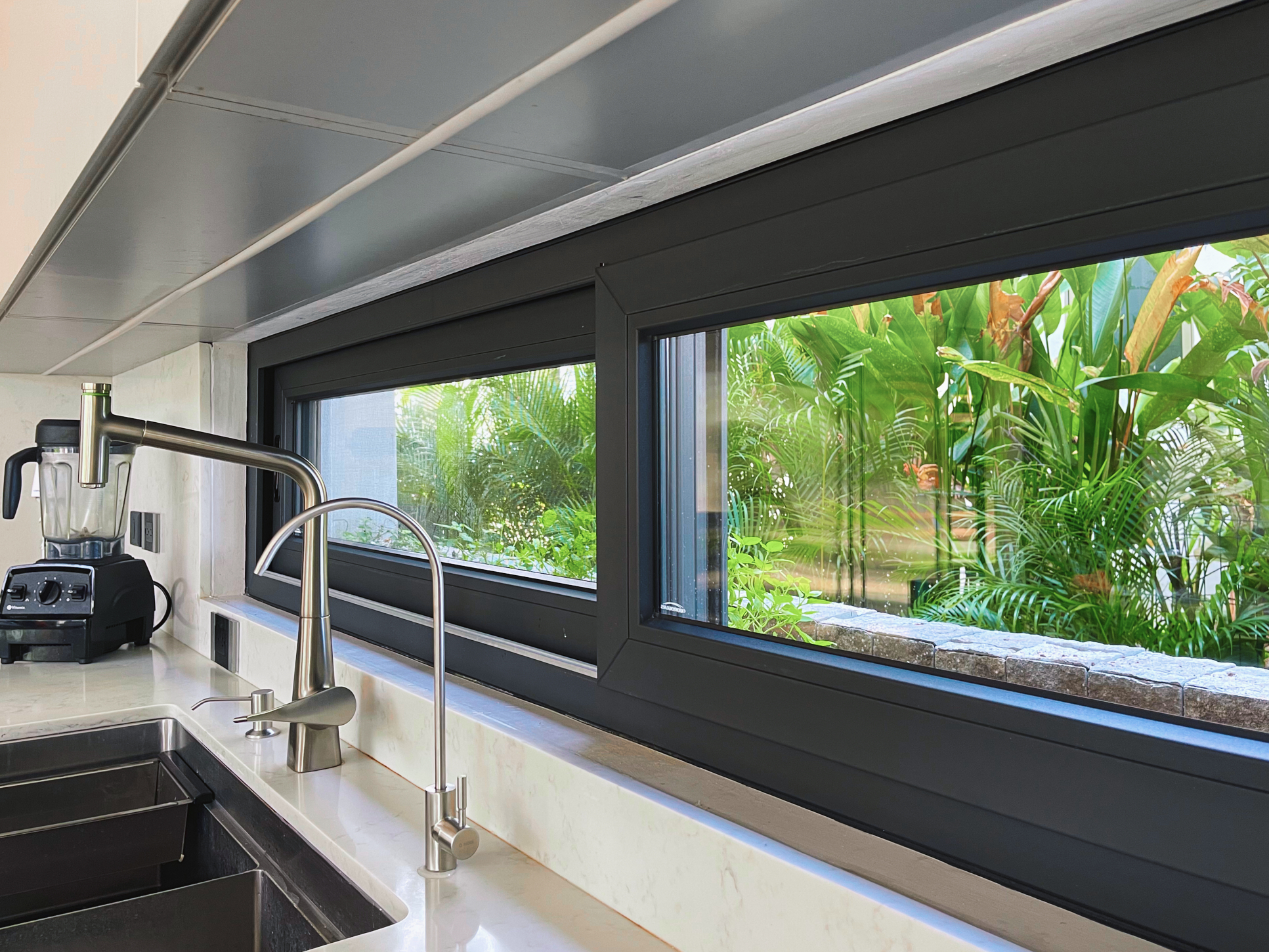 Ventana de aluminio con apertura abatible