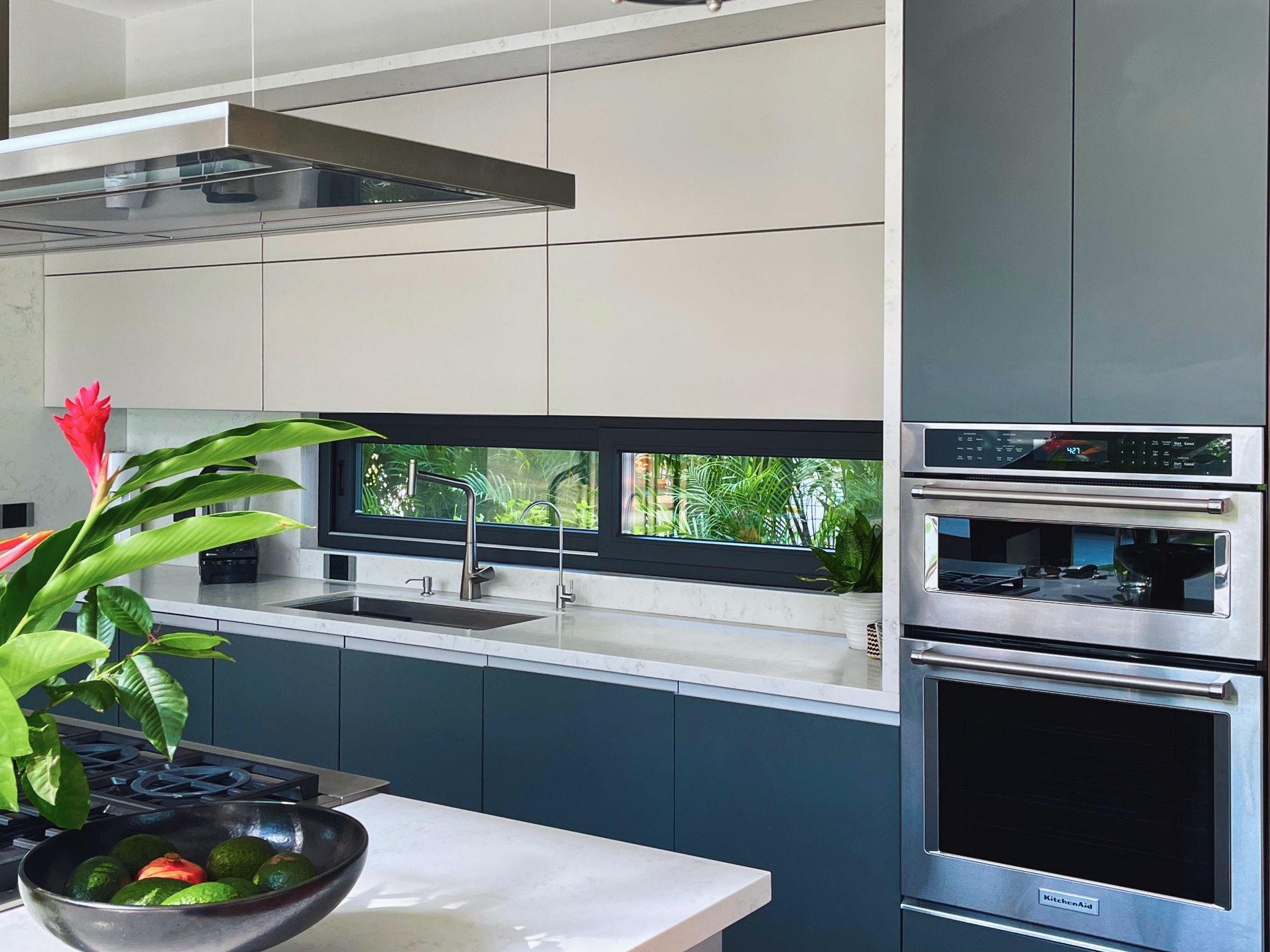 Ventana de aluminio con apertura abatible en cocina