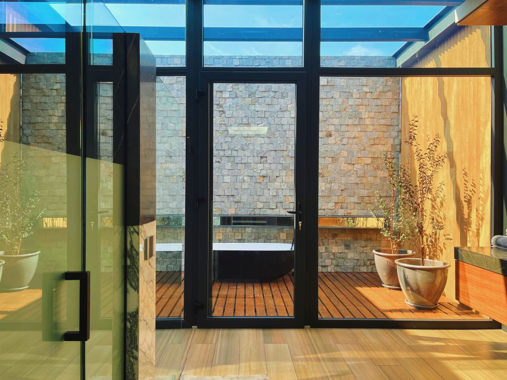 Ventanal y puerta de aluminio para terraza de baño