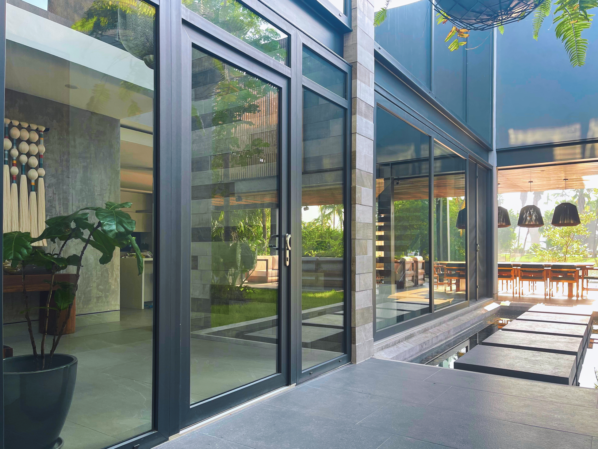 Fachada de casa con ventanales de aluminio