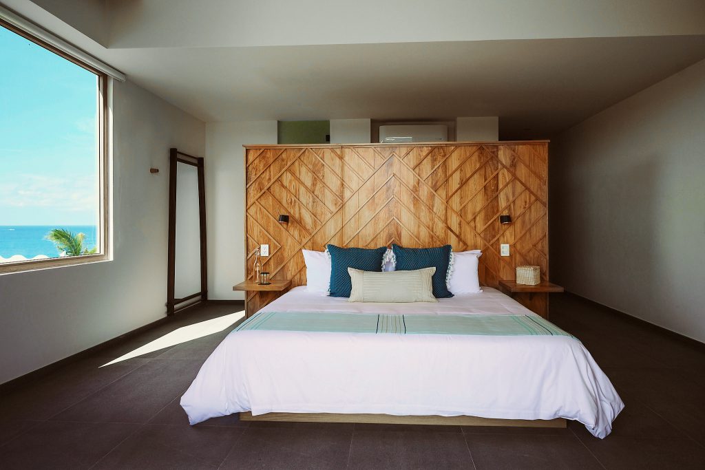 Interior iluminado con ventanales de aluminio