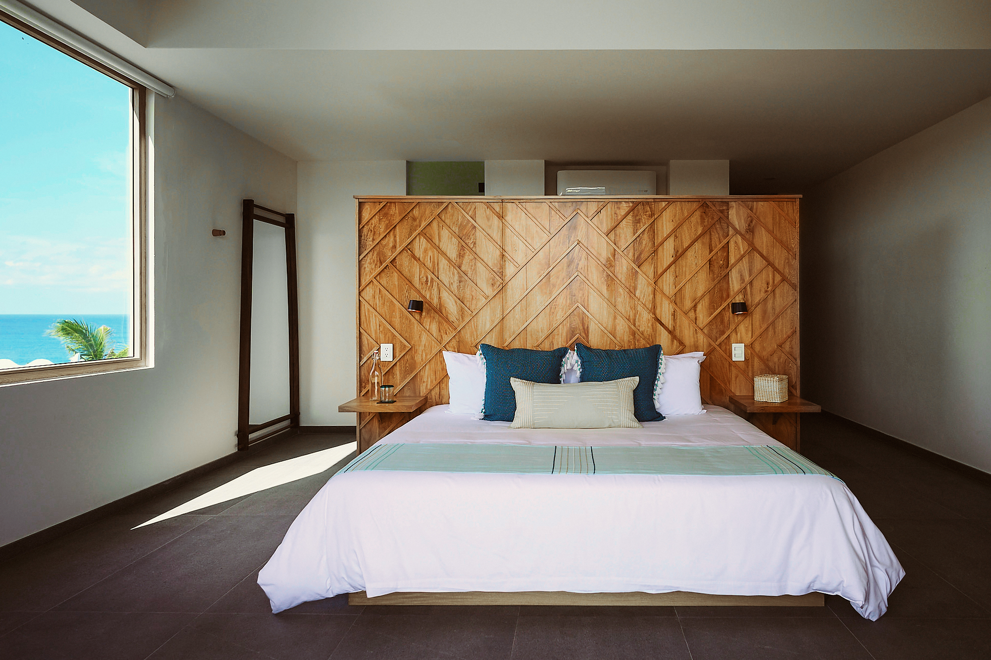 Interior iluminado con ventanales de aluminio